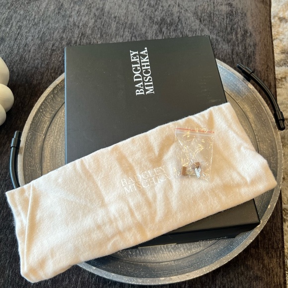 Badgley Mischka Esmeralda
Embellished Pointed Toe Royal Blue Silk pump h… - Picture 12 of 12